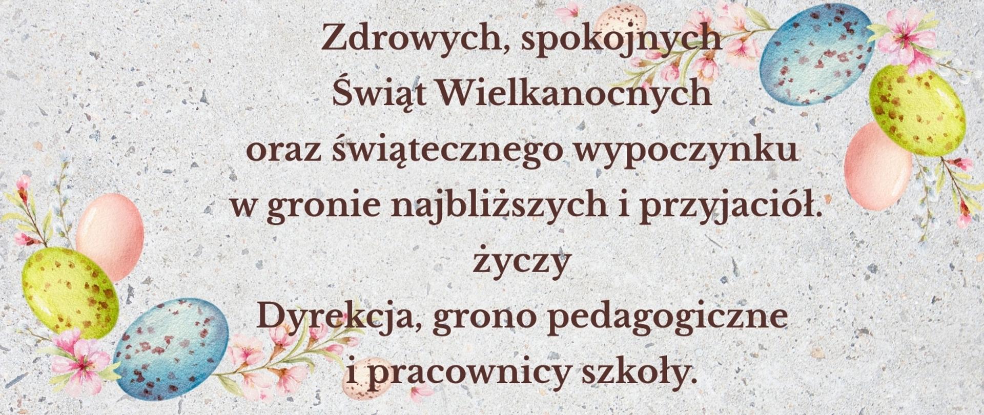 Obraz przedstawia kartkę świąteczną z życzeniami Wielkanocnymi. Na jasnym, lekko nakrapianym tle widnieje napis z życzeniami. Dekorację stanowią pastelowe pisanki oraz delikatne, wiosenne kwiaty rozmieszczone w rogach grafiki. 