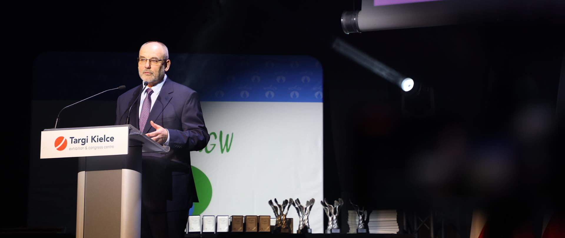Wiceminister Piotr Dziadzio na konferencji podsumowującej 30 lat WFOŚiGW w Kielcach