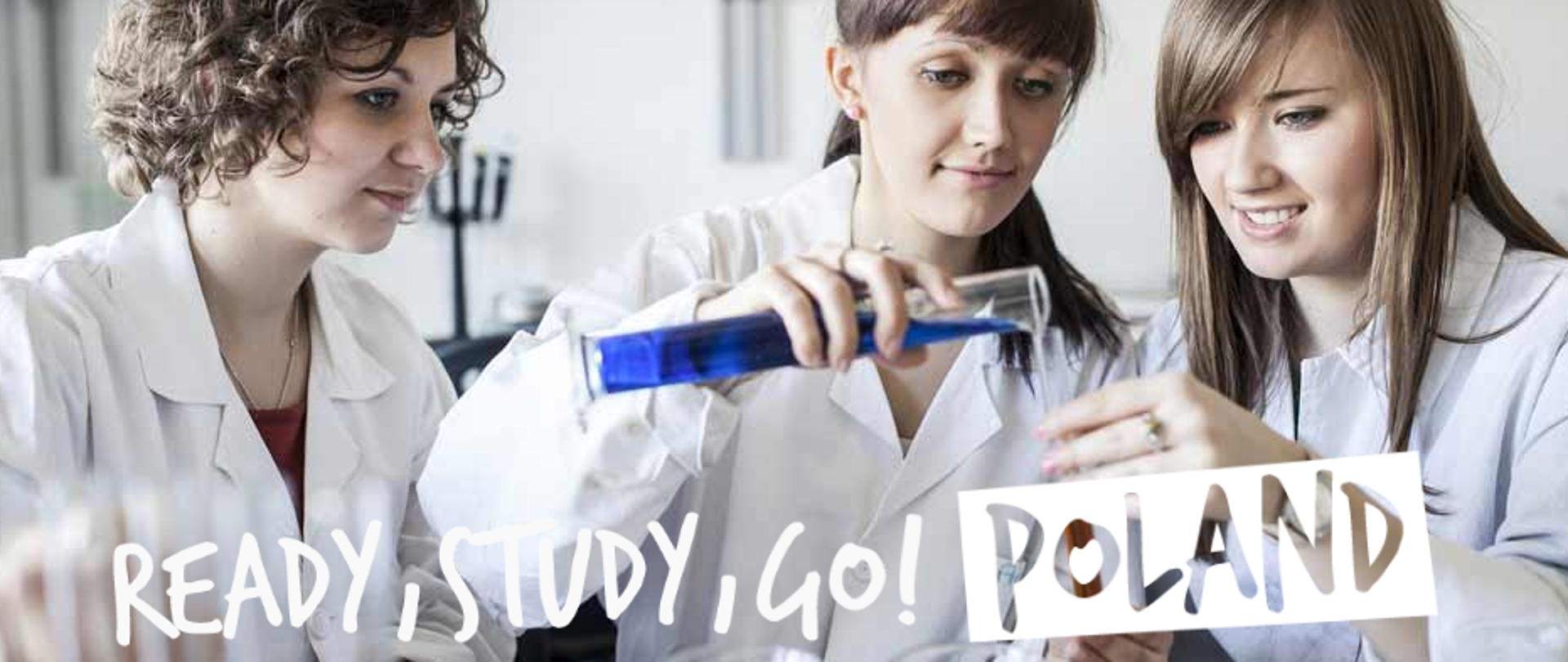 Trzy studentki farmacji w laboratorium prowadzą eksperymenty
