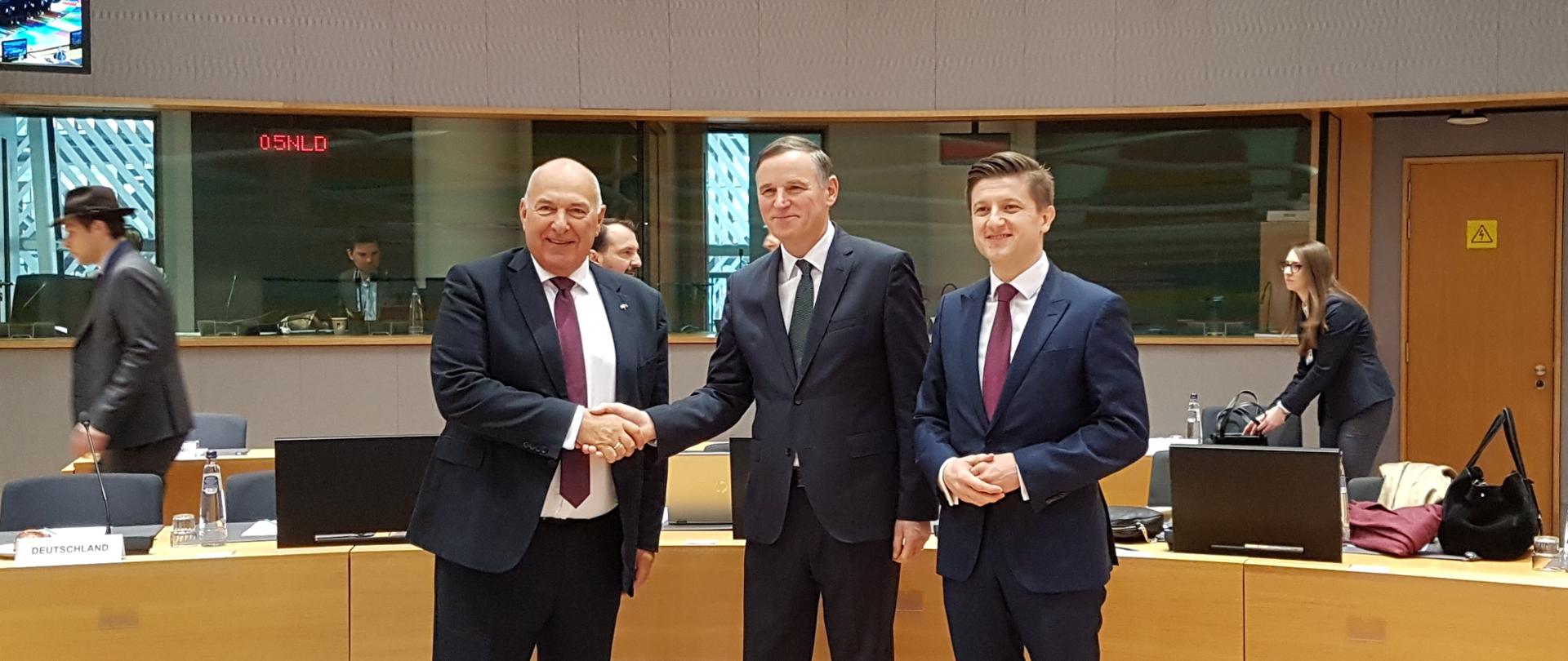 Minister finansów Tadeusz Kościński wita się z ministrem finansów Słowenii Andrej Bertoncelj. Obok stoi minister finansów Chorwacji Zdravko Maricem. 