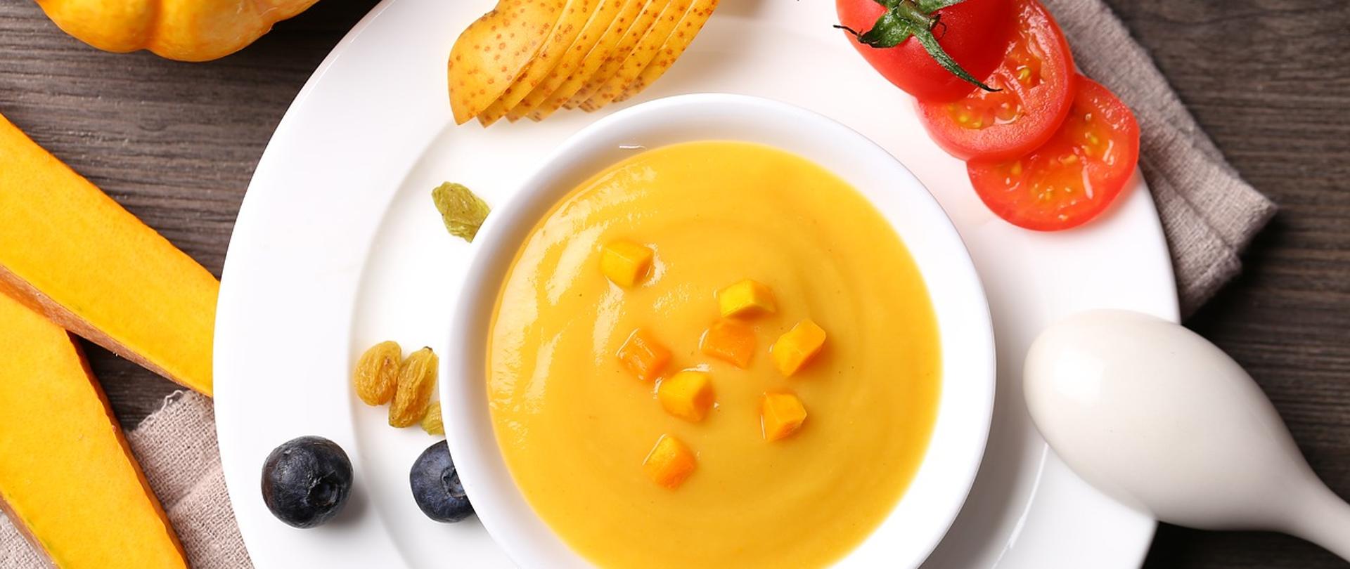 Zdjęcie przedstawia talerz z zupą i warzywami