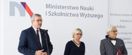 Minister Wojciech Murdzek, prof. Kornelia Kędziora-Kornatowska, Wiceminister Wojciech Maksymowicz podczas konferencji prasowej.