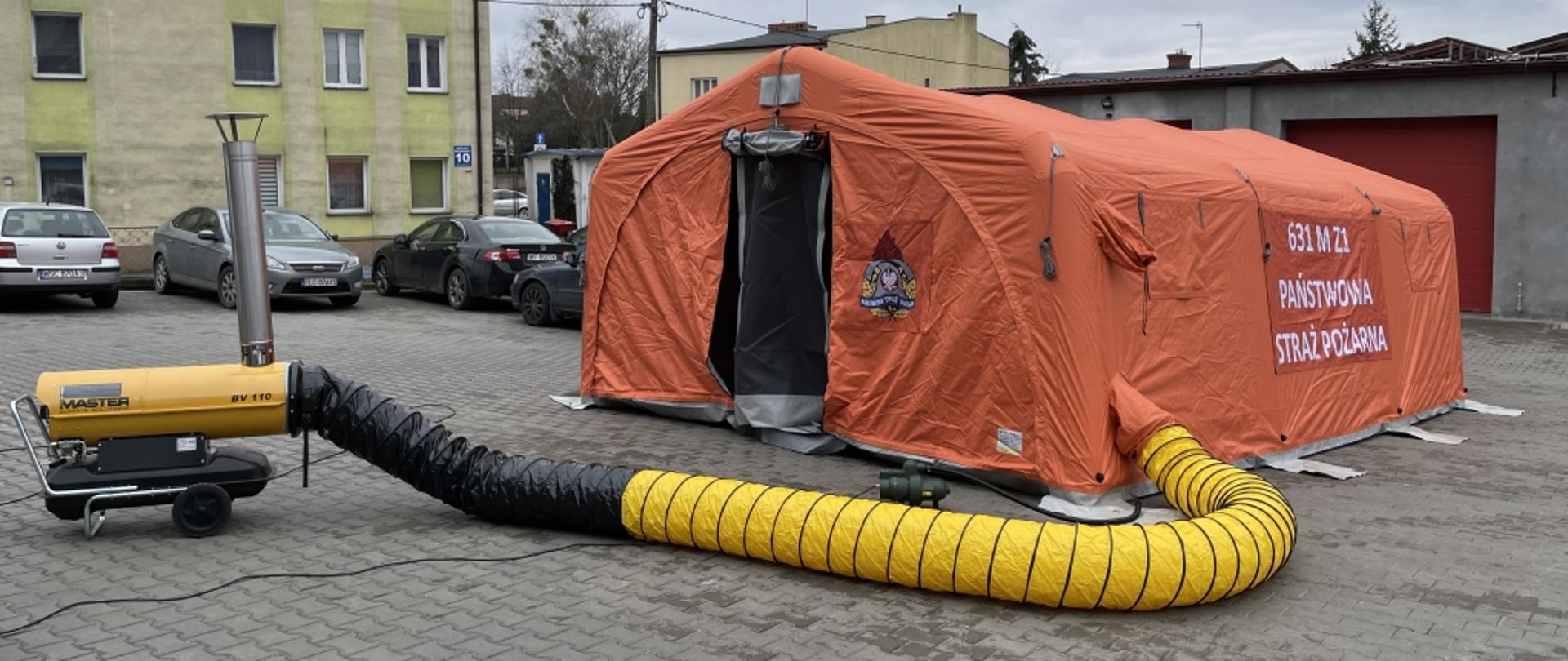 Namiot pneumatyczny w kolorze pomarańczowym.