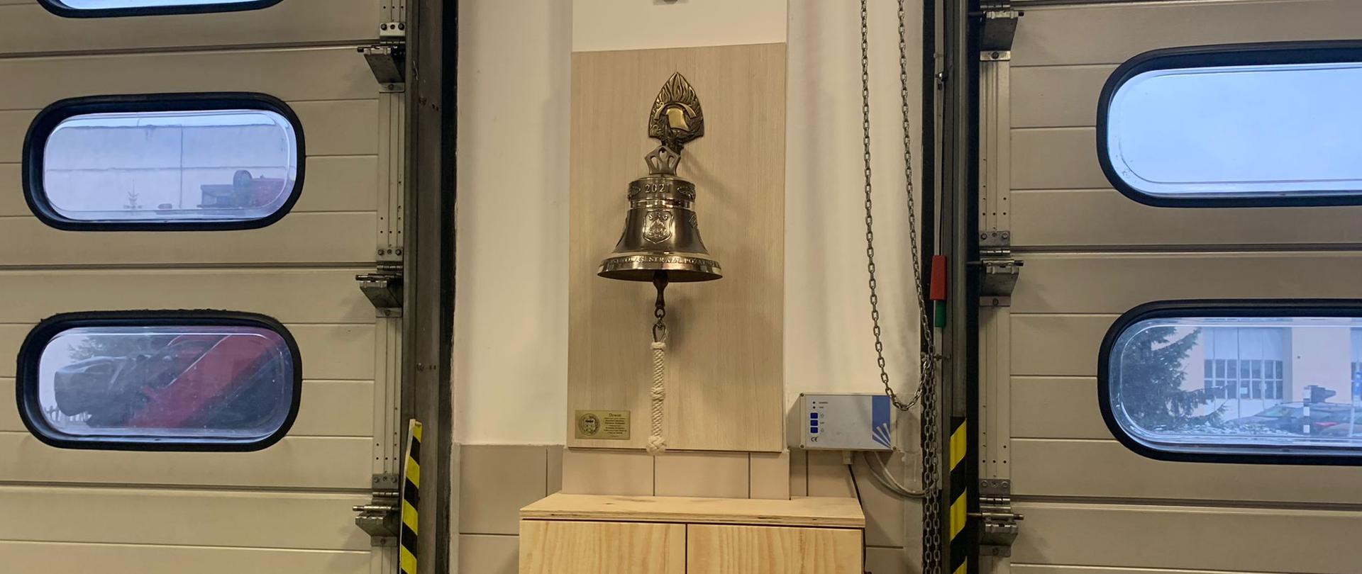 WIDOK DZWONU W MIEJSCU JEGO ZAWIESZENIA