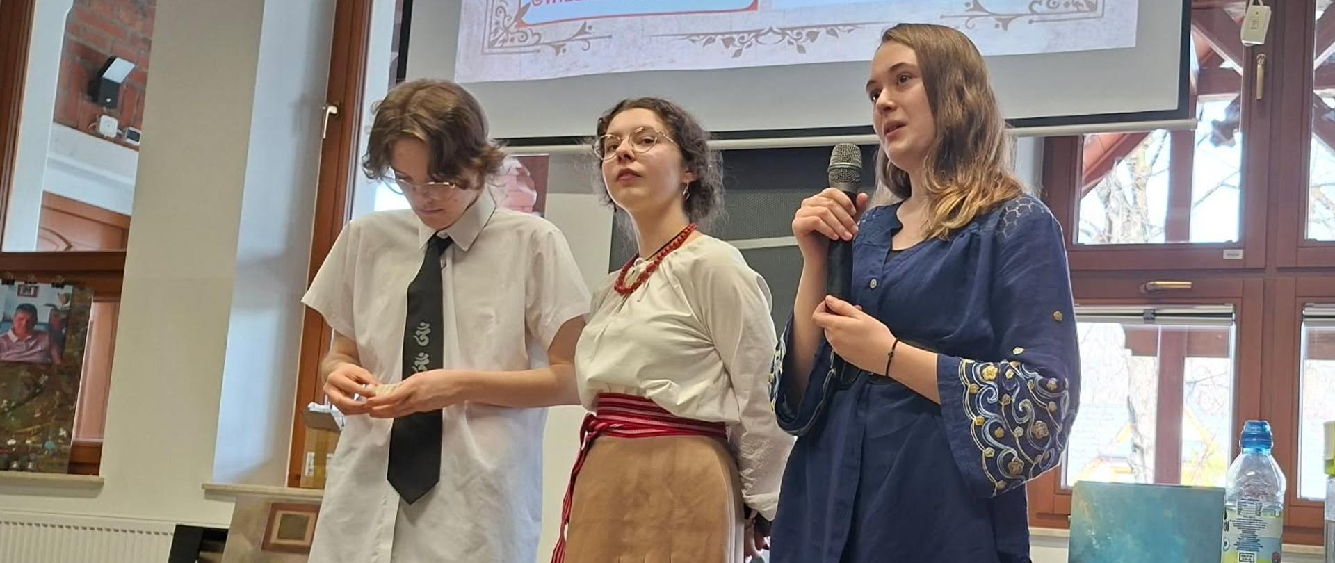 Na zdjęciu: Emilia Kwak, Lena Pływacz i Maria Mozgała z kl. 3A