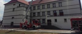 Ćwiczenia strażaków na obiekcie szkoły podstawowej