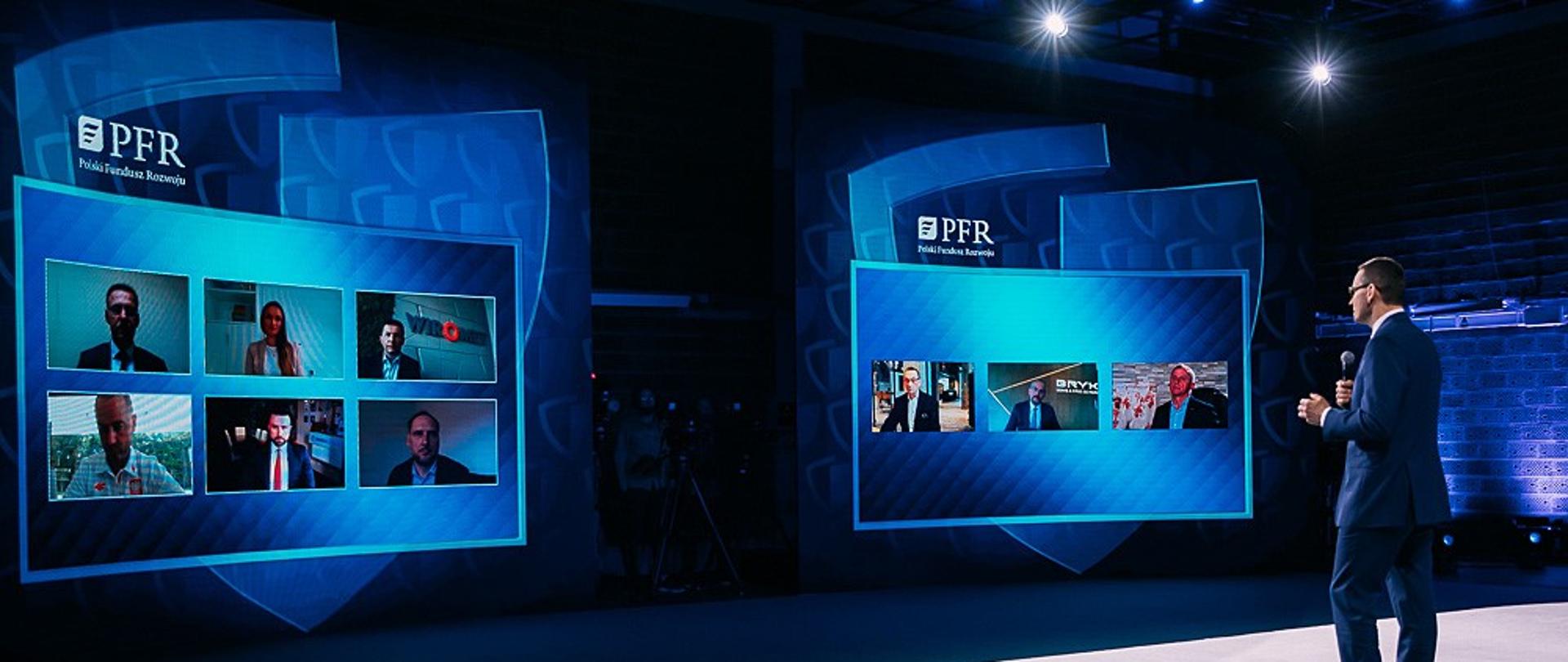 Widok zza Mateusza Morawieckiego na wideokonferencję z przedsiębiorcami.