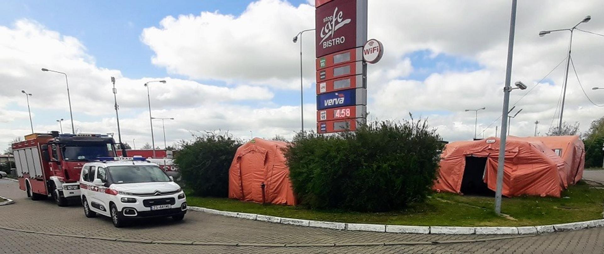 Namioty pneymatyczne oraz stojące obok samochody straży pożarnej