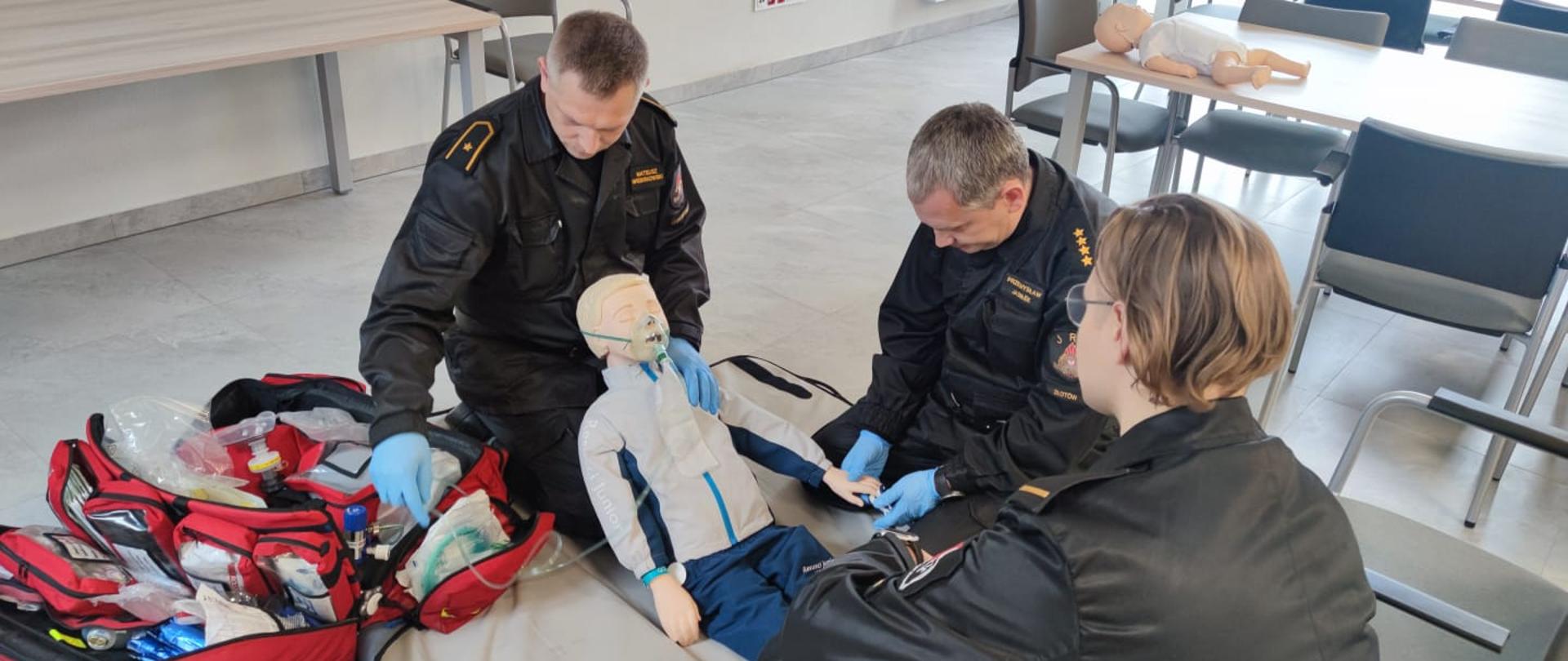 Na zdjęciu strażacy ,którzy właśnie pomagają dziecku