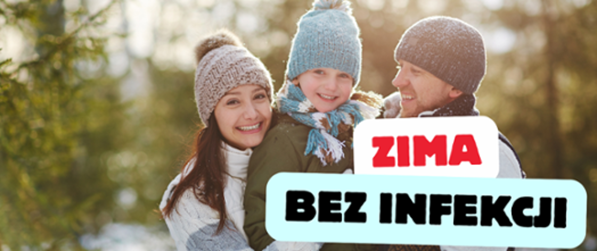 Uśmiechnięta rodzina z dzieckiem ubrana w zimowe czapki i kurtki stoi na tle zimowego krajobrazu. Na grafice widoczny jest napis „ZIMA BEZ INFEKCJI”.