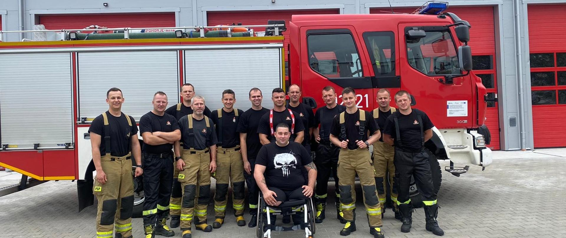 Poszkodowany w wypadku wraz z ratownikami JRG 2