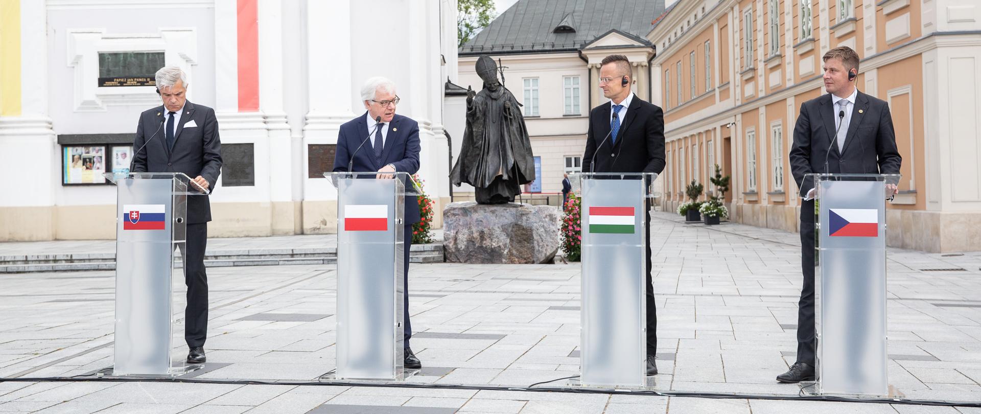 2020.07.07 Wadowice . Minister Jacek Czaputowicz . Inauguracja polskiej prezydencji V4 razem z ministrem SZ Slowacja , Czechy , Wegry . Konferencja prasowa i zlozenie wienca .
Fot. Tymon Markowski / MSZ