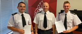 Fotografia przedstawia Komendanta Powiatowego PSP w Strzelcach Krajeńskich z towarzystwie dwóch strażaków ochotników, wszyscy są umundurowani, prezentują podpisane umowy.
