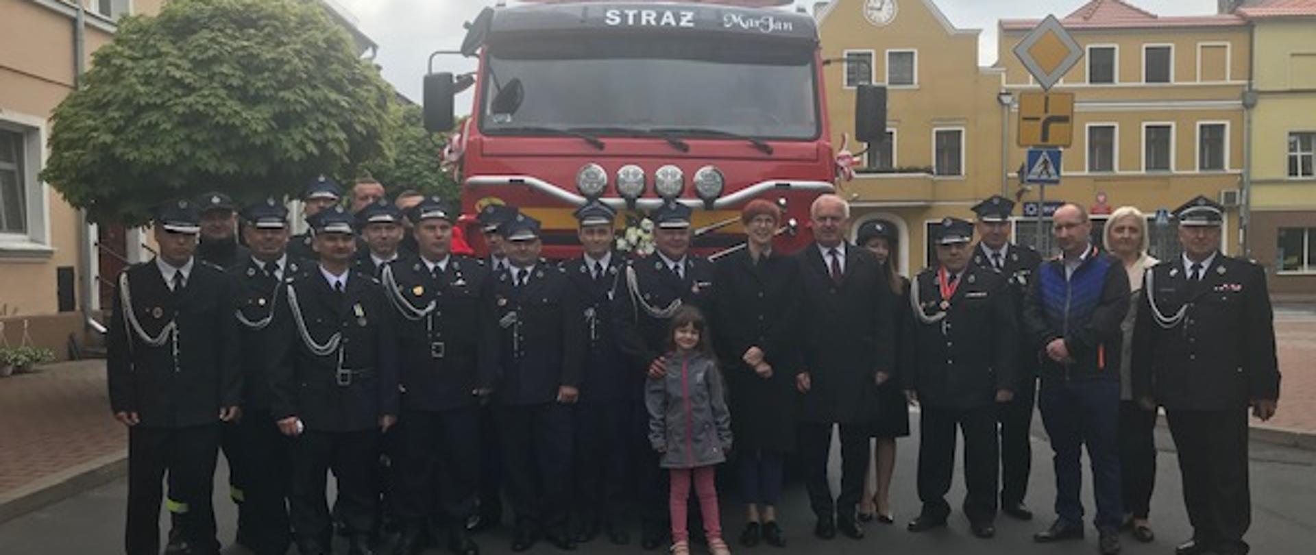 Minister Elżbieta Rafalska podczas strażackiej uroczystości w Wyszanowie 
