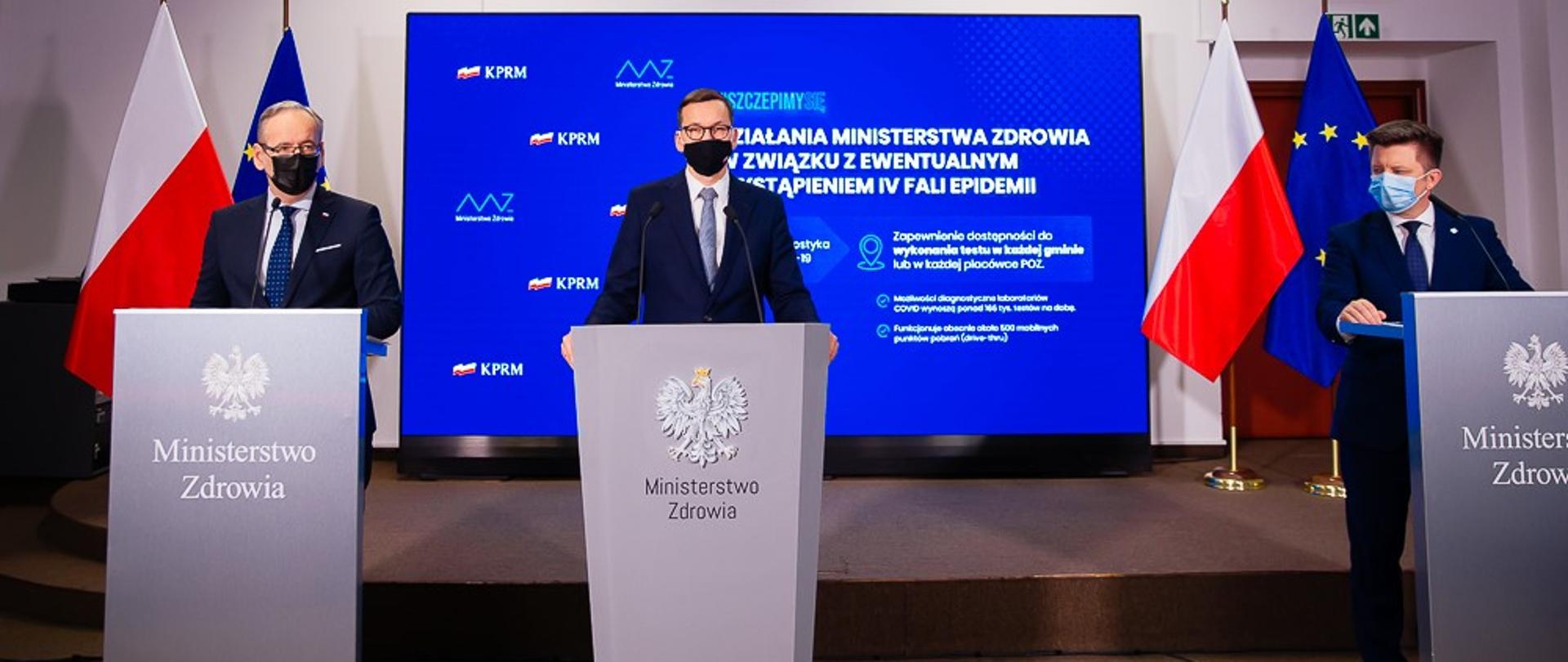 Premier Mateusz Morawiecki, minister zdrowia Adam Niedzielski oraz szef KPRM Michał Dworczyk podczas konferencji prasowej