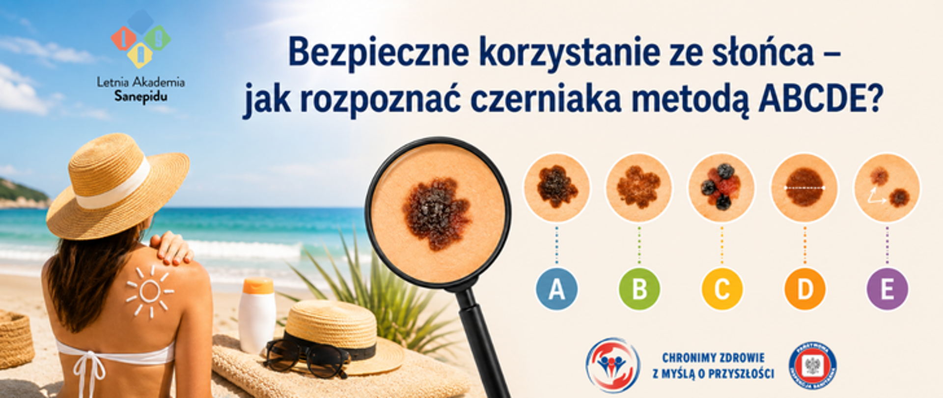 Grafika przedstawia kobietę w kapeluszu siedzącą na plaży i chroniącą skórę przed słońcem. Obok znajdują się krem z filtrem, okulary przeciwsłoneczne oraz kapelusz. Centralnym elementem jest lupa powiększająca znamię skórną, a po prawej stronie pokazano przykłady zmian ocenianych metodą ABCDE. U góry widnieje tytuł: „Bezpieczne korzystanie ze słońca – jak rozpoznać czerniaka metodą ABCDE?”. W prawym dolnym rogu logo Państwowej Inspekcji Sanitarnej wraz z hasłem: Chronimy zdrowie z myślą o przyszłości. 