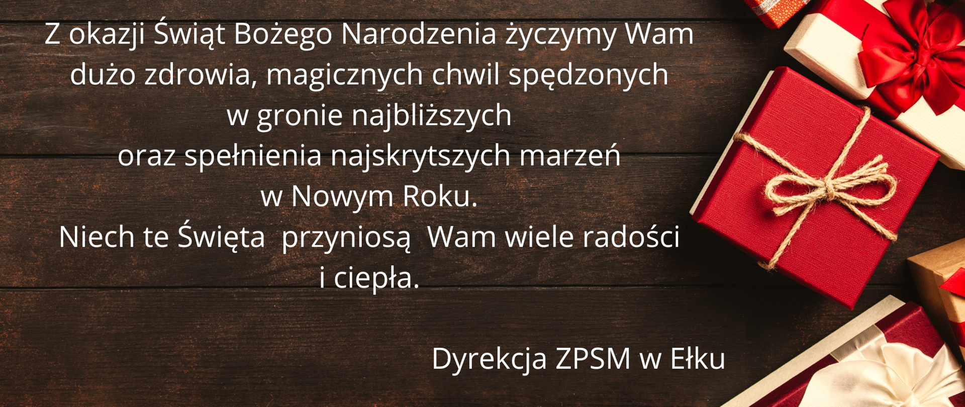 Grafika z życzeniami z okazji świąt Bożego Narodzenia. Białe litery na brązowym tle. Z prawej strony zapakowane w ozdobne papiery prezenty z kokardami.