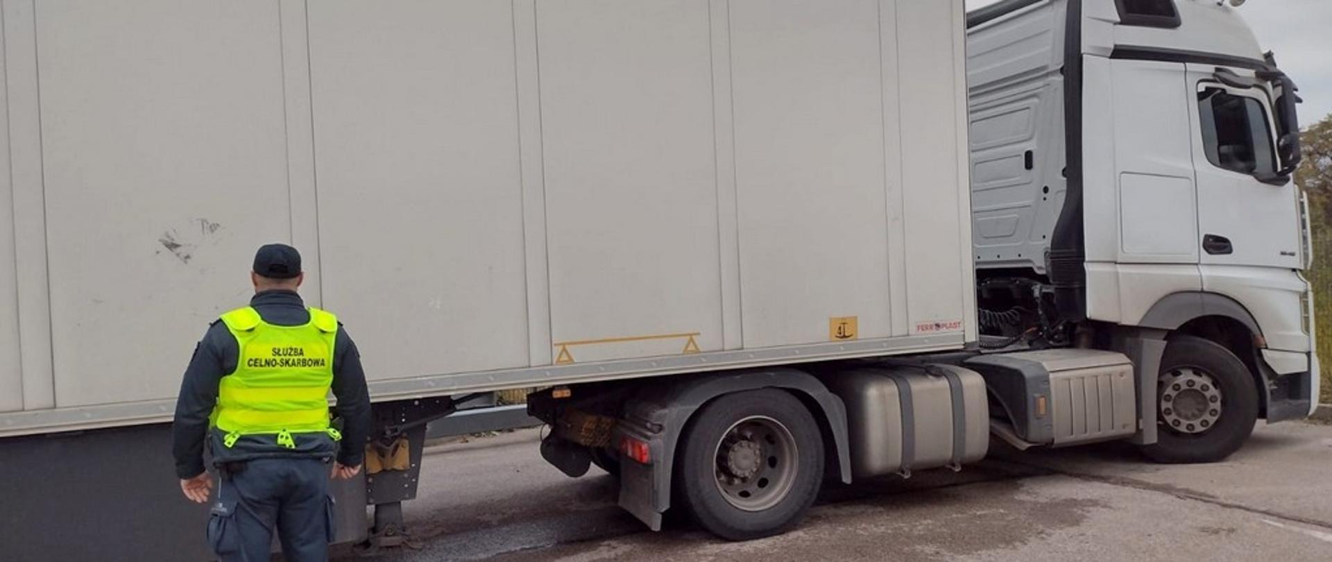 Funkcjonariusz przy ciężarówce