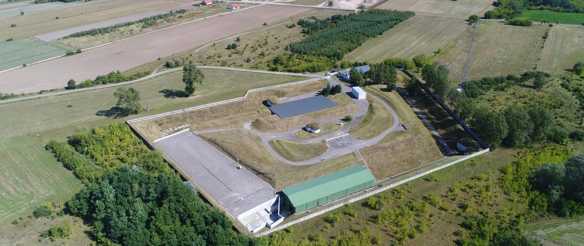 Krajowe Składowisko Odpadów Promieniotwórczych w Różanie widok z góry na teren KSOP oraz otoczenie