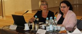 Zdjęcie przedstawia Agnieszkę Wojturską i Agnieszkę Skałę z Podkarpackiego Urzędu Wojewódzkiego, podczas prezentacji projektu językowego "Dobre pisanie", w trakcie inauguracyjnego spotkania zespołu liderów prostego języka w służbie cywilnej 