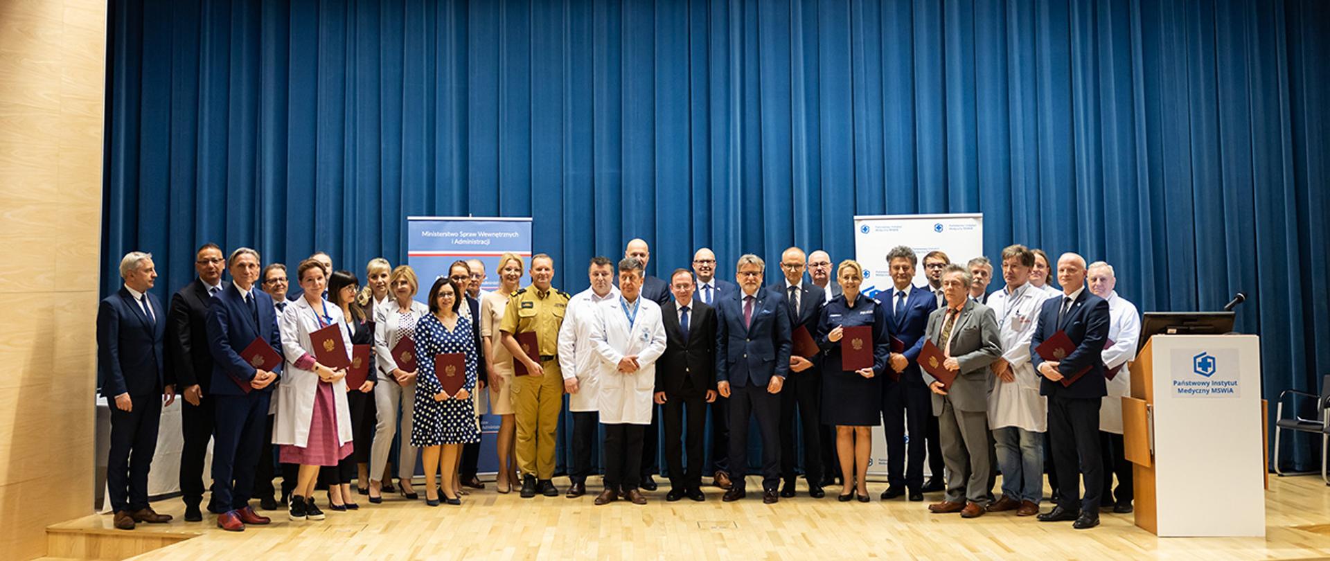 Zdjęcie grupowe uczestników posiedzenia