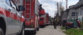 Wozy strażackie stojące na ulicy