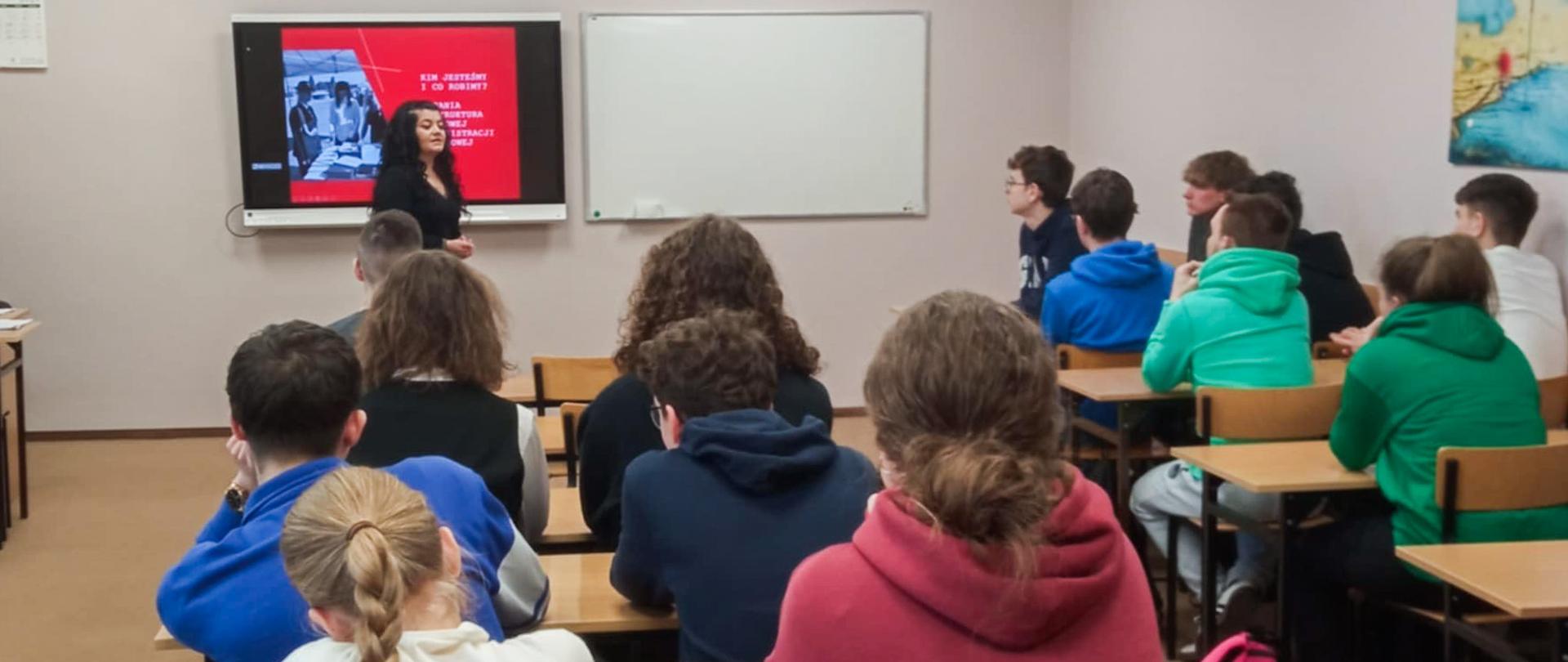 Edukator Akademii podatkowej podlaskiej KAS prowadzi lekcje uczniom Szkoły Katolickiej im. Kardynała Stefana Wyszyńskiego w Łomży 