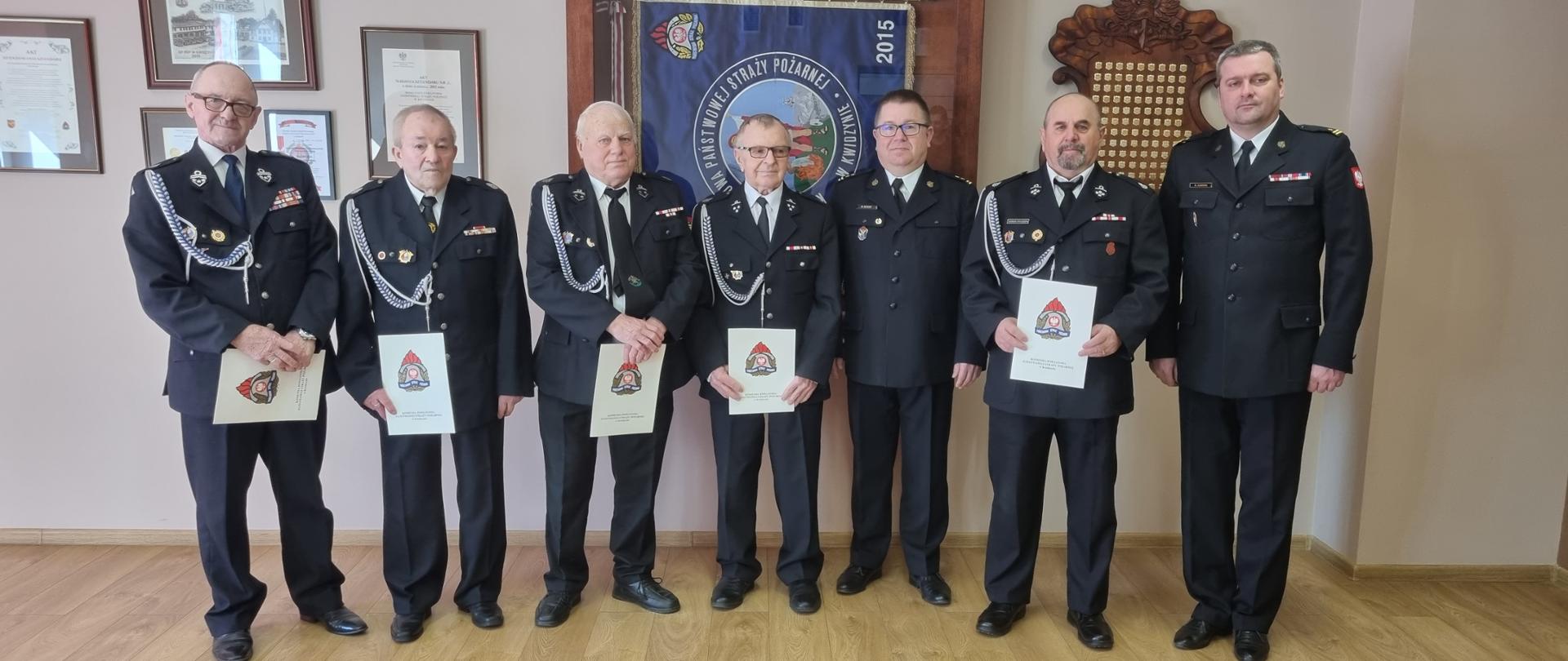 Komendant powiatowy wraz z zastępcą oraz druhowie OSP otrzymujący decyzję