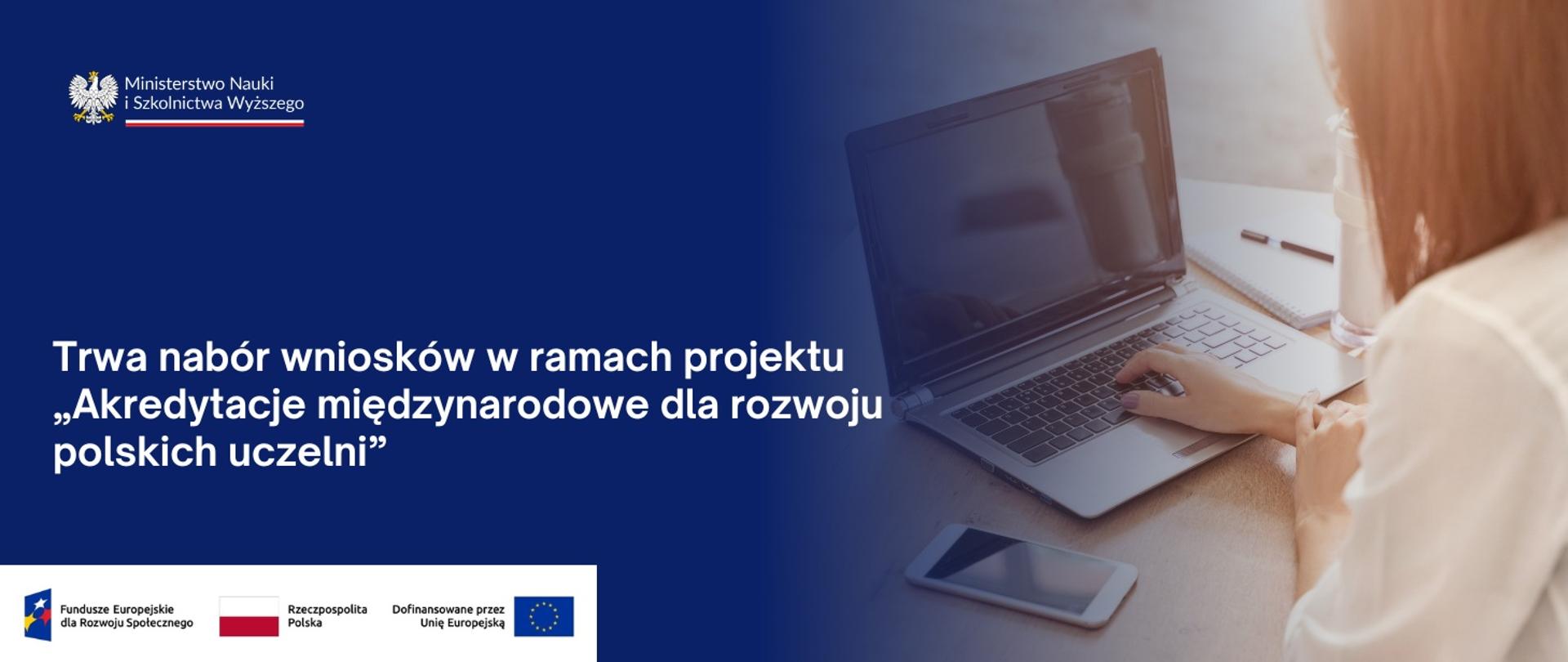 Grafika - na niebieskim tle napis Trwa nabór wniosków w ramach projektu pn. „Akredytacje międzynarodowe dla rozwoju polskich uczelni”.