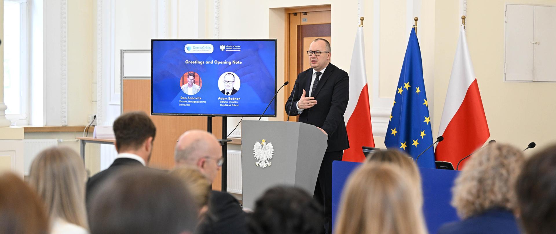 Minister Sprawiedliwości podczas konferencji zorganizowanej przez DemoCrisis