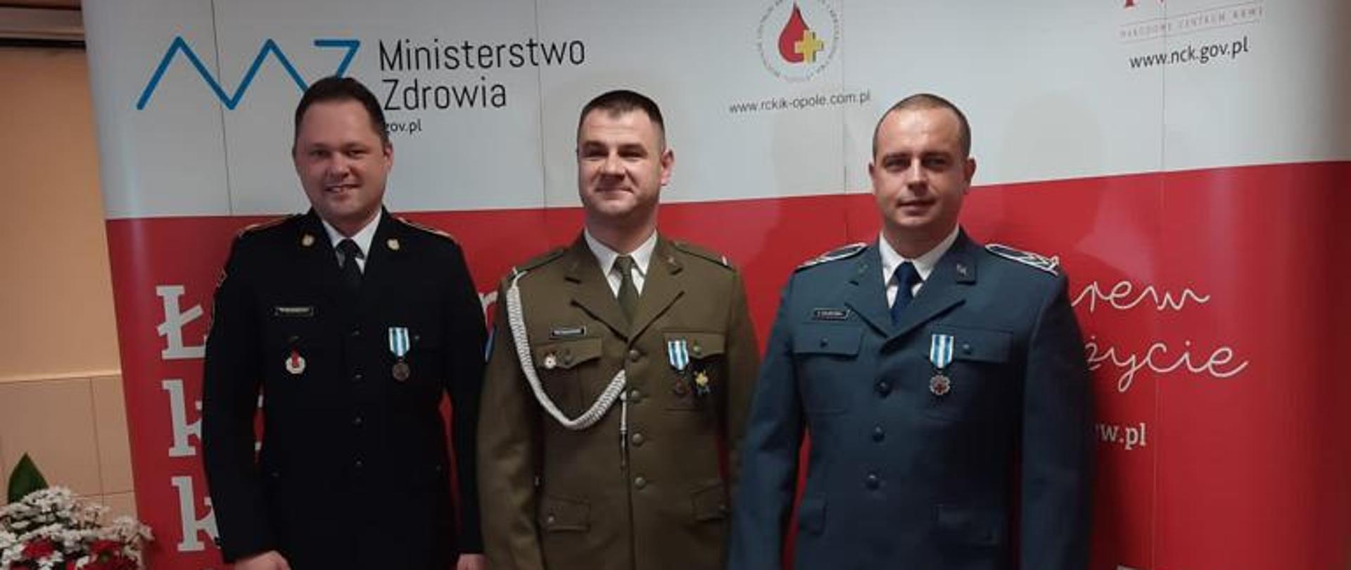 Honorowy Dawca Krwi - Zasłużony dla Zdrowia Narodu - zdjęcie przedstawia odznaczonych funkcjonariuszy 