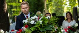 I Wicewojewoda Łódzki Marcin Buchali składa kwiaty 