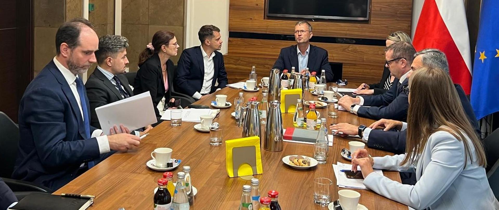 Spotkanie w MAP z udziałem wiceministra Jacka Bartmińskiego. Uczestnicy rozmawiają przy stole. 