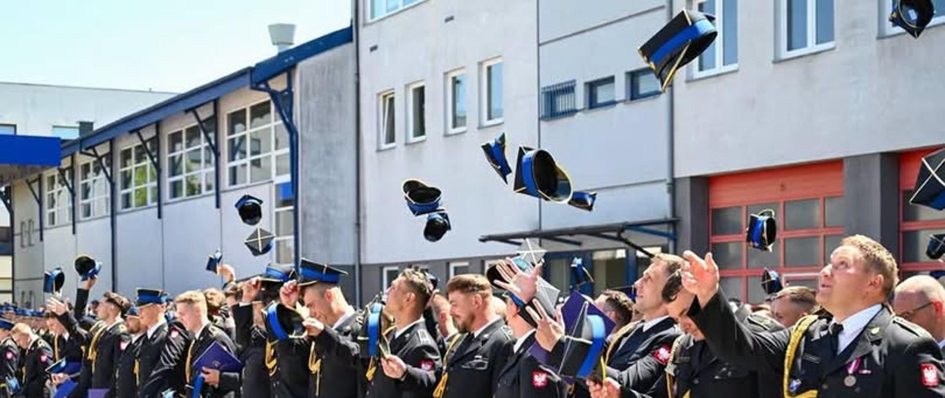 Komendant Główny PSP zatwierdził nowe zasady kwalifikowania kandydatów na kwalifikacyjne kursy zawodowe w zawodzie technik pożarnictwa (KKZ) w roku szkolnym 2026/2027. - strażacy po promocji