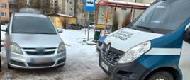 Zatrzymana do rutynowej kontroli drogowej taksówka osobowa przez patrol lubelskiej ITD. Po prawej stronie stoi furgon ITD i radiowóz Policji.