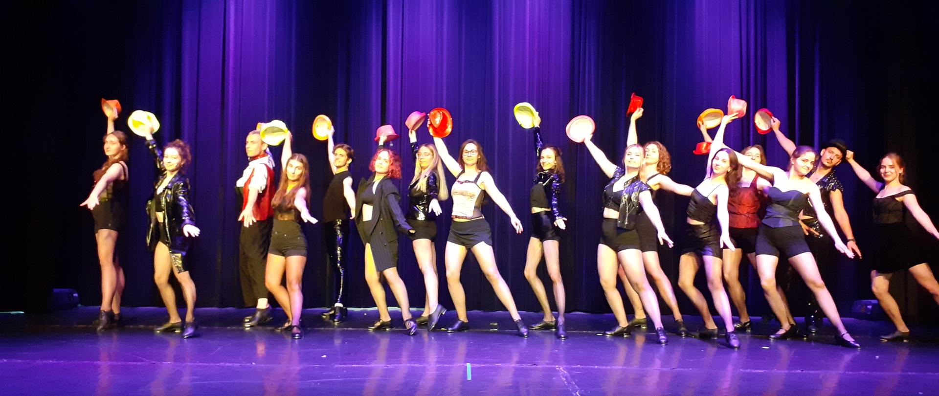 Tegoroczni dyplomanci 2023 w scenie finałowej