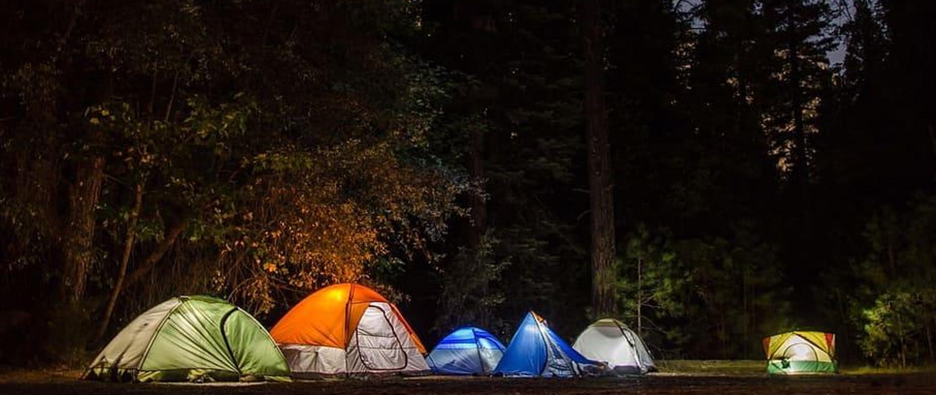 Pole namiotowe nocą