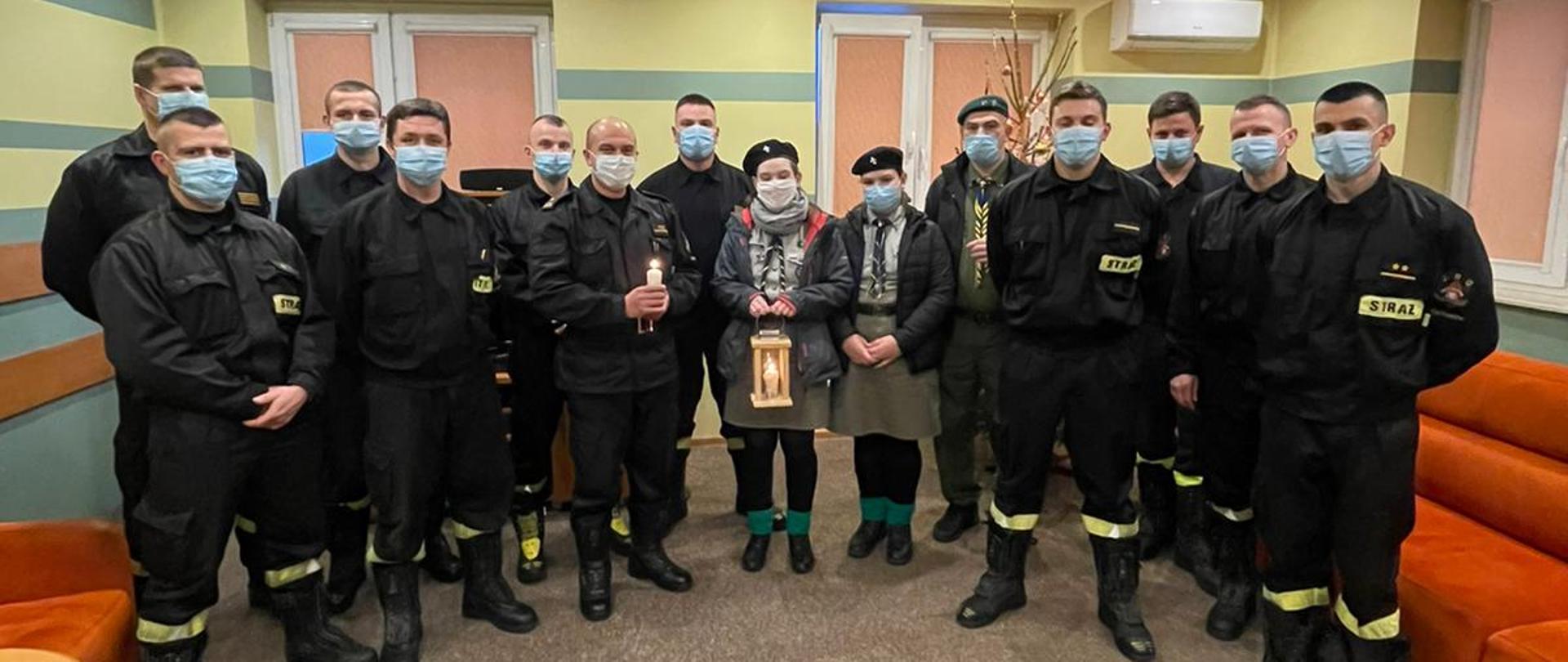 Światełko Betlejemskie dotarł do ciechanowskich strażaków.