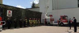 Dzień Strażaka. Na zdjęciu strażacy w ugrupowaniu (dwuszeregu) podczas apelu z okazji dnia strażaka.