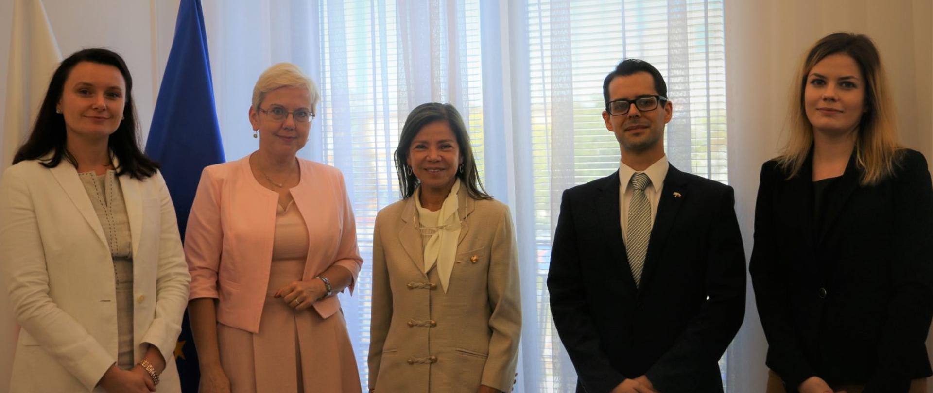 Na zdjęciu wszyscy uczestnicy spotkania