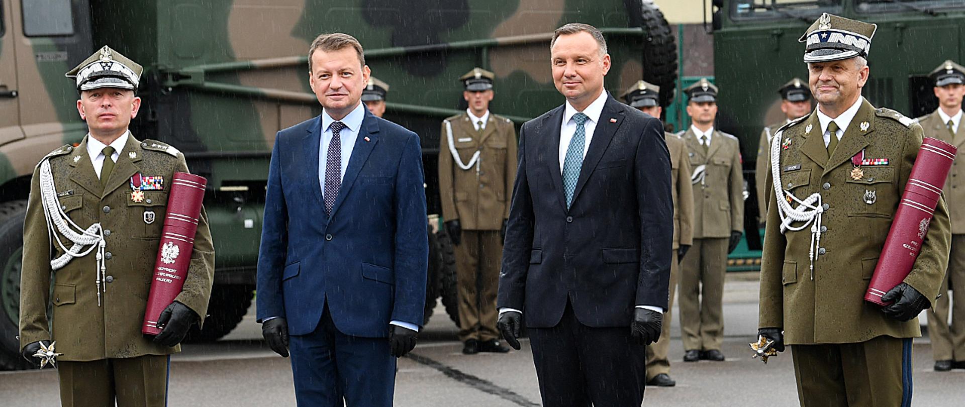 Gen. broni K. Król, minister obrony narodowej Mariusz Błaszczak, Prezydent Andrzej Duda i gen. bryg. J. Stocki podczas uroczystości wręczenia nominacji generalskich w Brodnicy. 