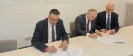 Zastępca Prezesa Zarządu Artur Michalski podczas podpisywania umowy z PGE
