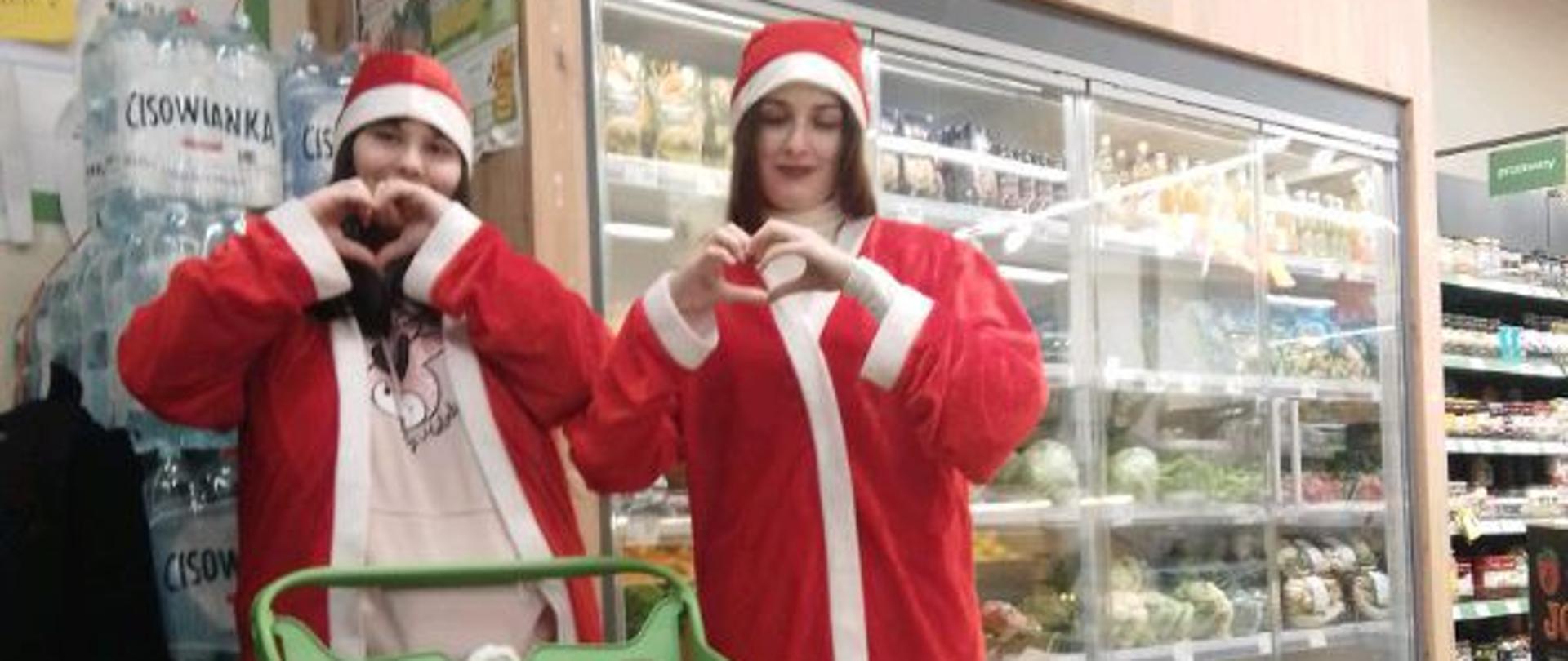 Uczennice przebrane za Świętego Mikołaja podczas zbiórki żywności 
