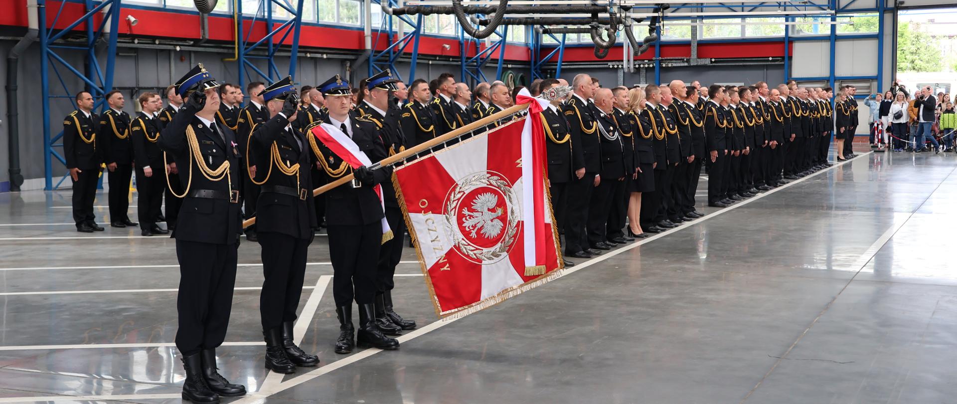 Ustawienie pododdziałów straży pożarnej podczas uroczystej zbiórki z okazji dnia strażaka 