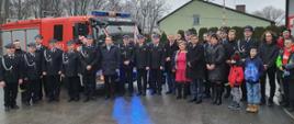 druhowie OSP Lubiatów, strażacy PSP oraz zaproszeni goście pozują do zdjęcia na samochodu gaśniczego