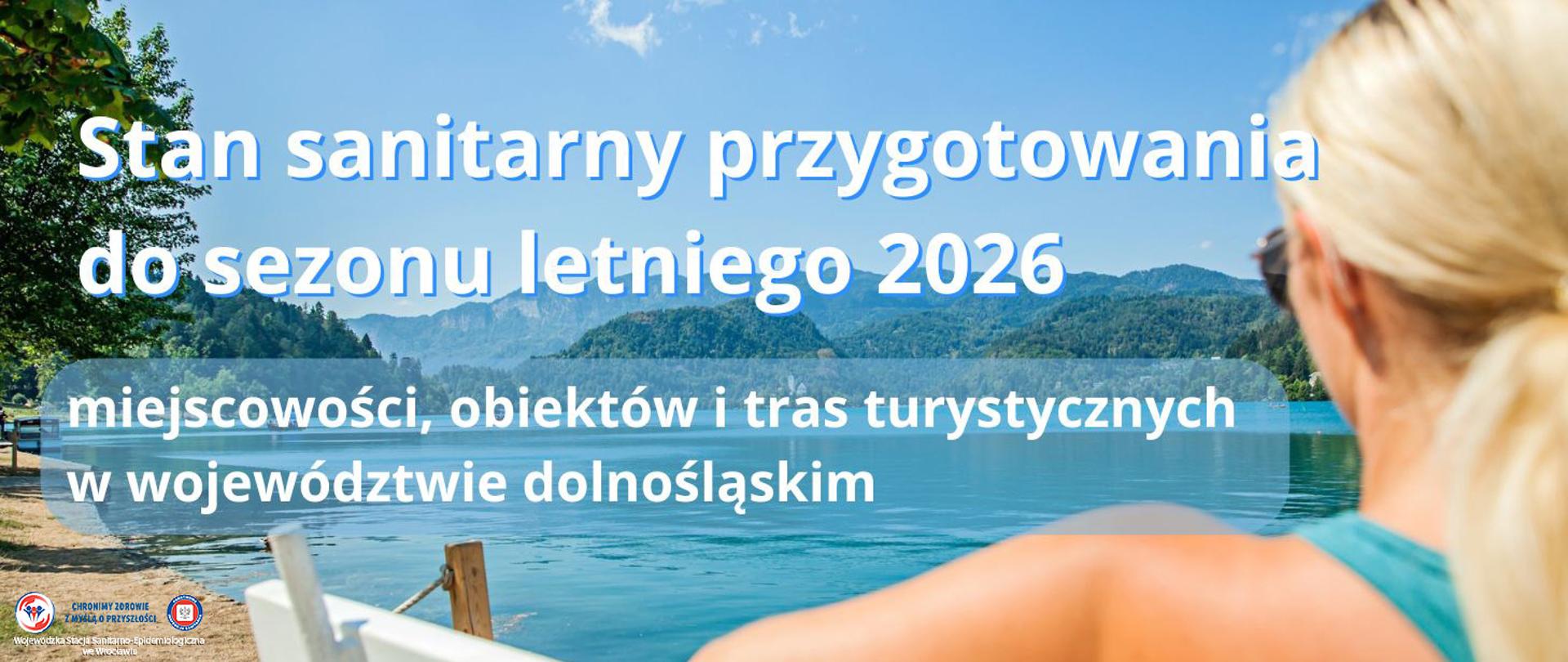Osoba siedząca na ławeczce w tle błękitne jezioro oraz pasmo górskie