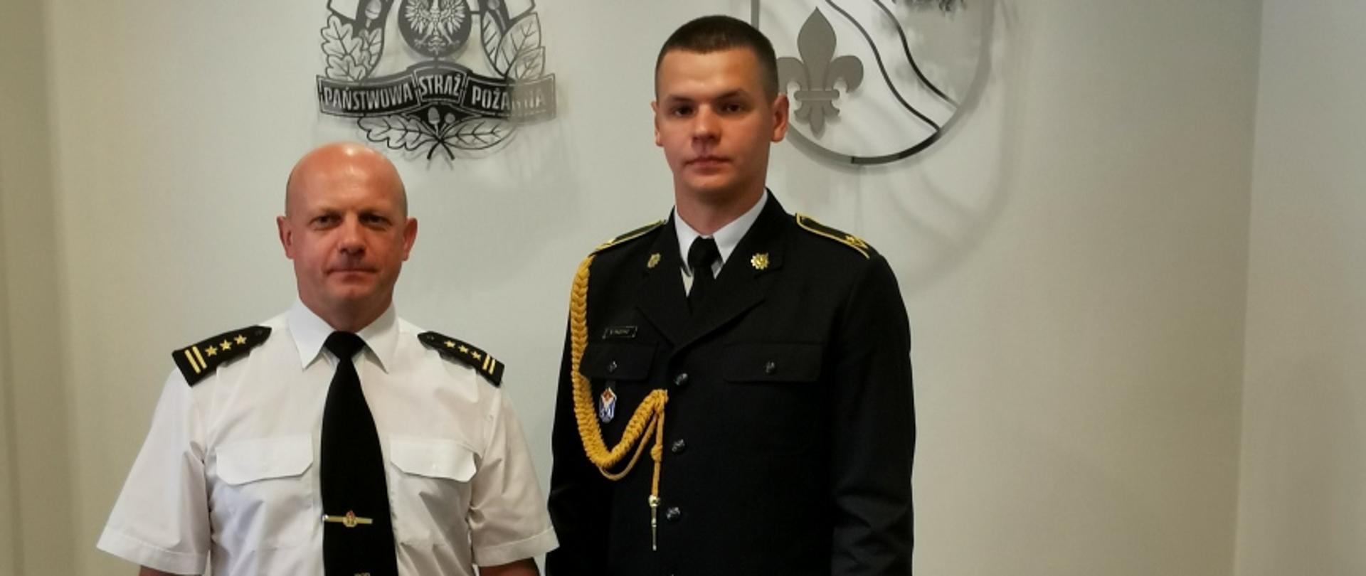 Komendant Krzysztof Marek z nowym aspirantem KP PSP Dębica