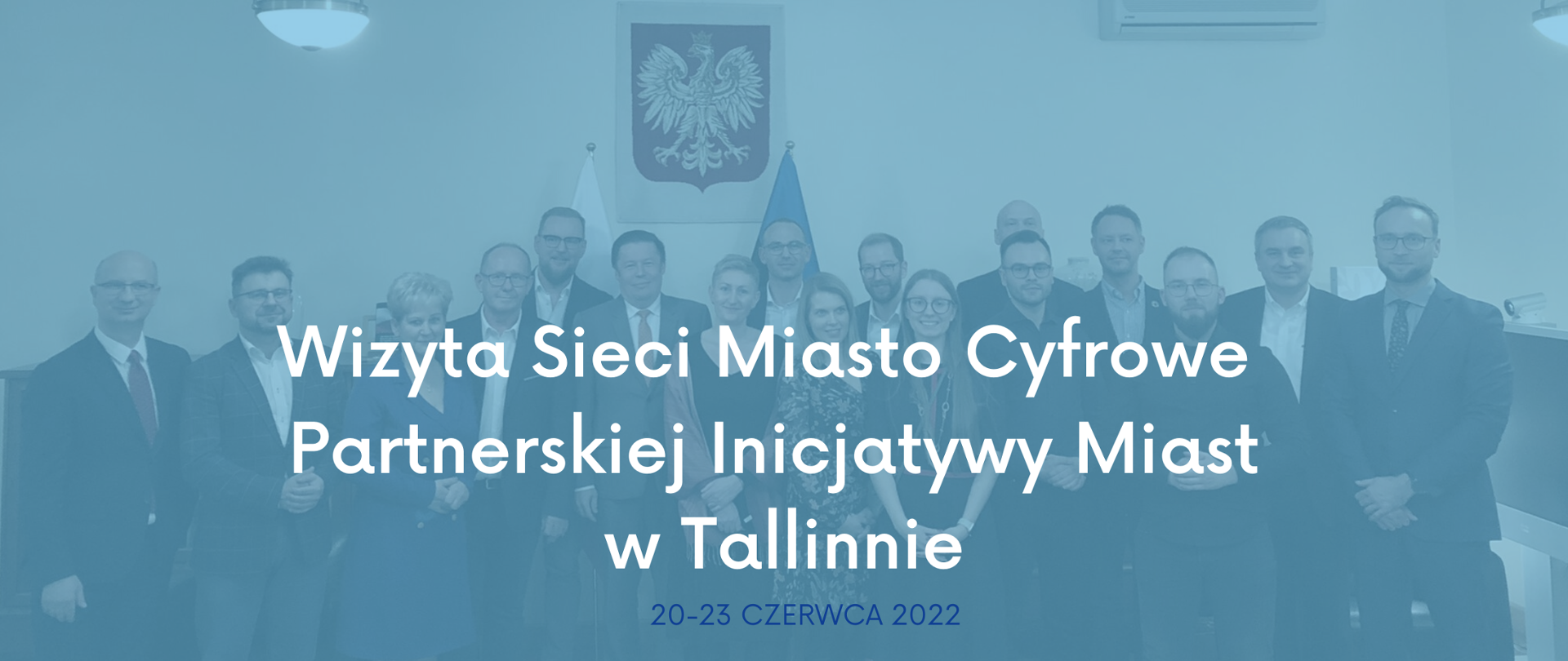 Grupa kobiet i mężczyzn na zdjęciu w Ambasadzie Polski w Estonii. 