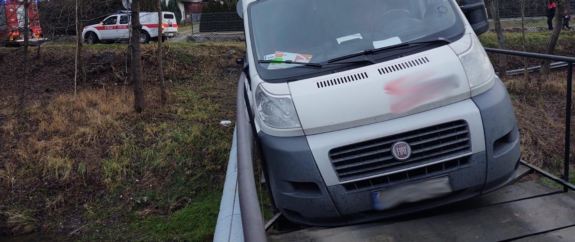 Samochód dostawczy na uszkodzonym moście.