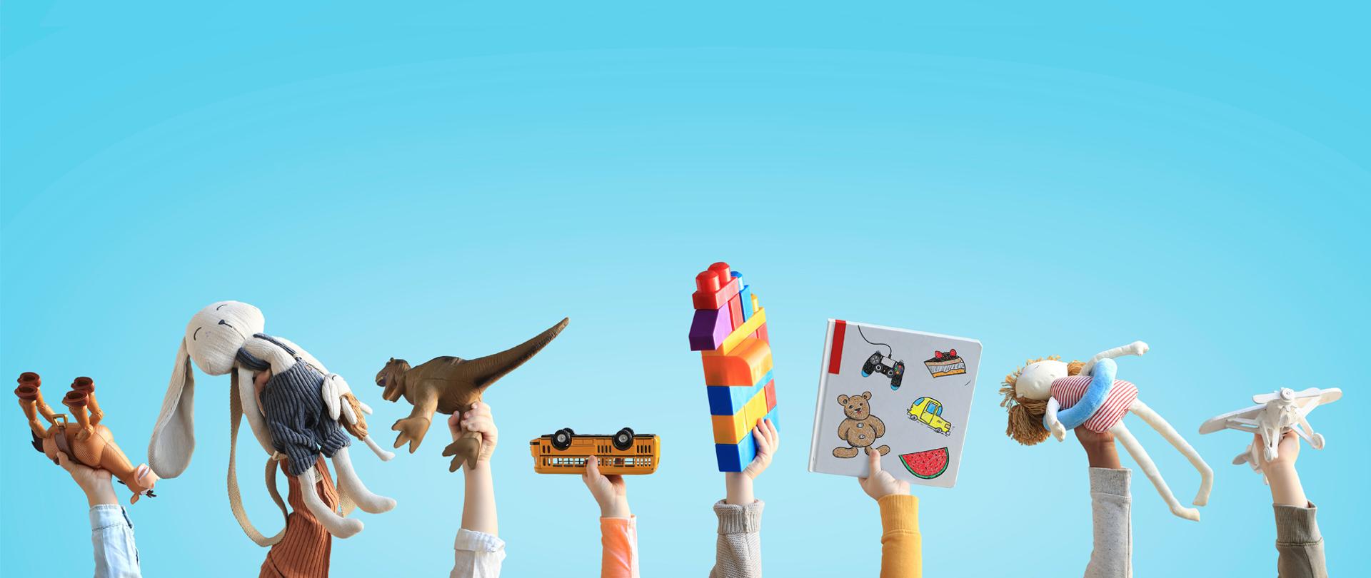 Dłonie dzieci, które trzymają zabawki.